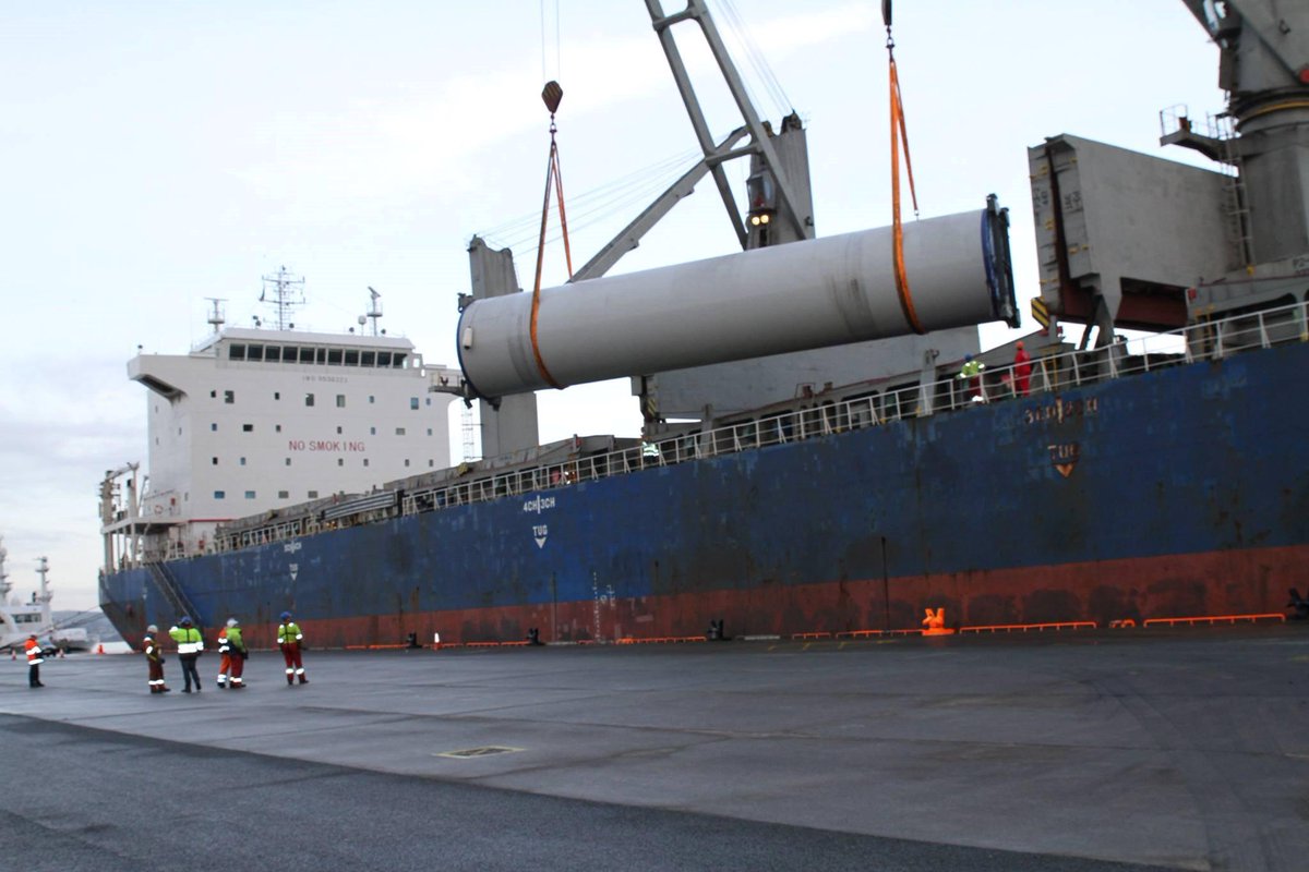 CelticShipping's tweet photo. a few photos from the discharge of wind turbines ex Rui Ning 6 in Killybegs. http://t.co/EEe1AQtcFP