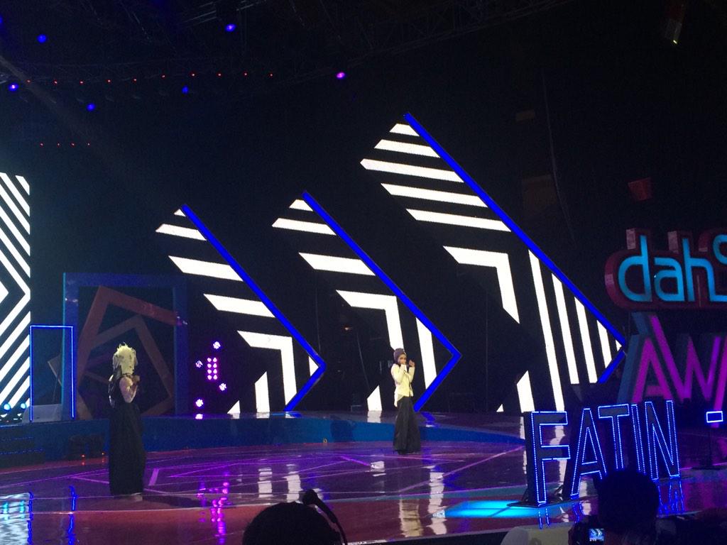 dahSyatMusik's tweet photo. RT dong yg suka penampilan Indah dan Fatin malam ini #DA2015 http://t.co/tZOSO7Gpjx