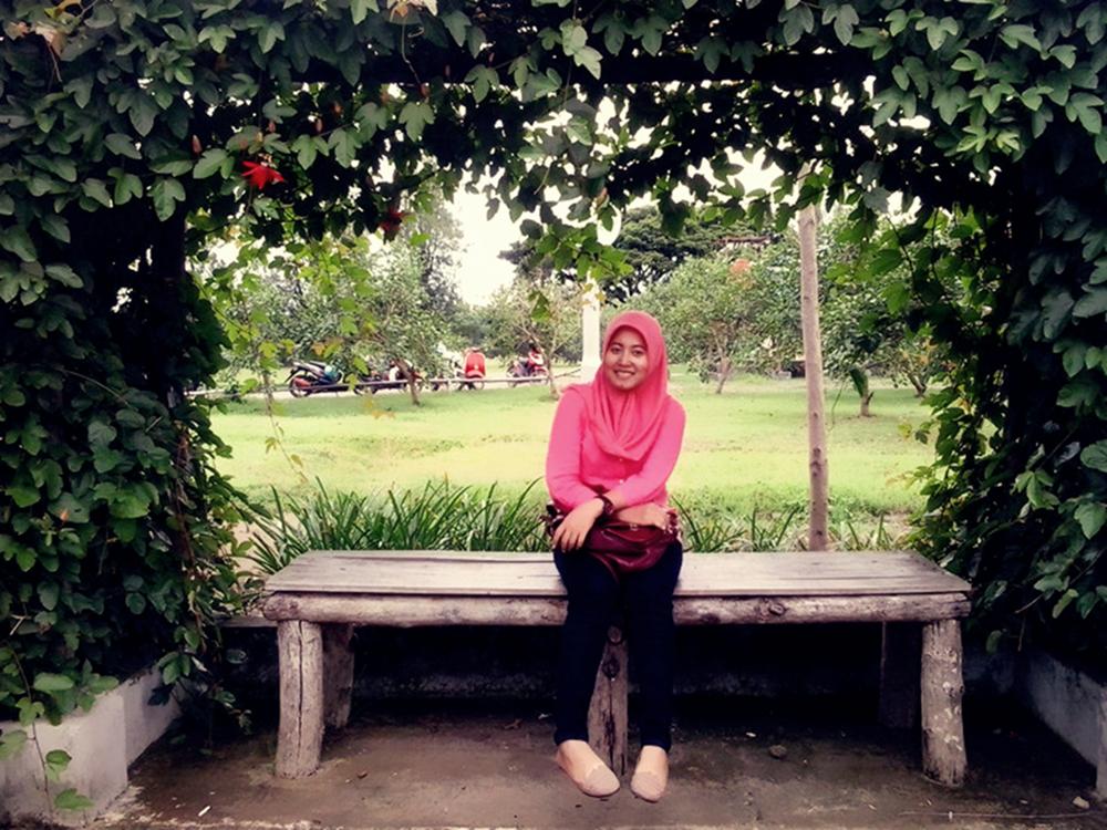 rizkirizuki's tweet photo. Namanya juga jomblooo. Duduk aja sendirian #TamanLabirin http://t.co/0ZGVmhoRec