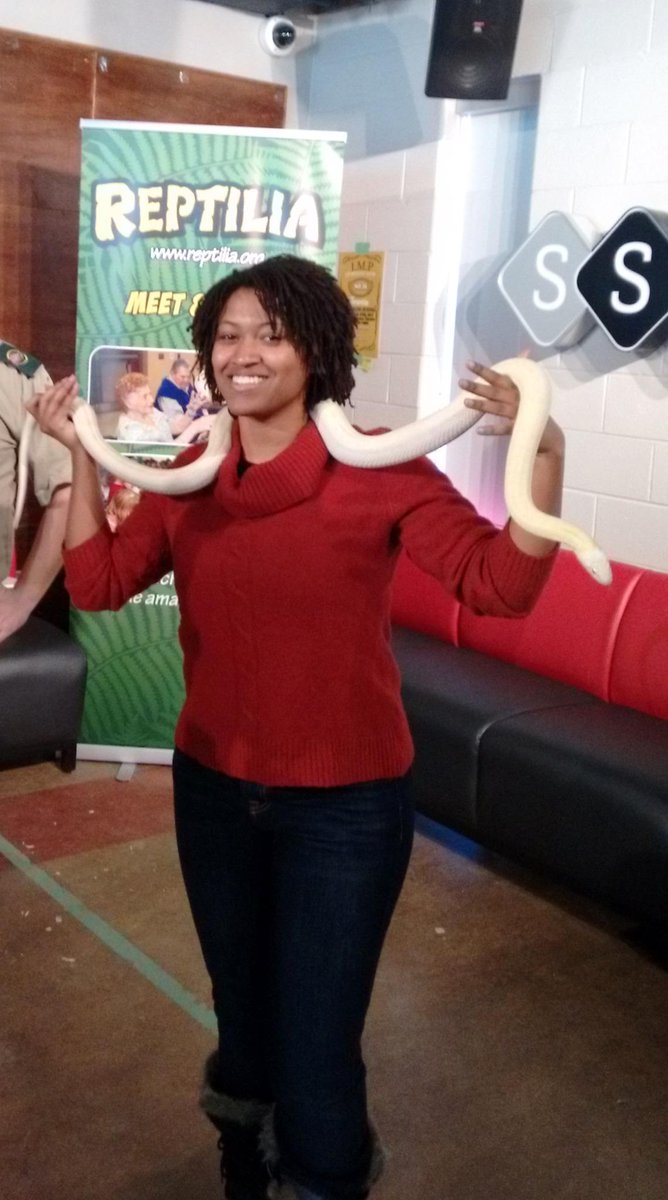 Liz__Cameron's tweet photo. New school, new experiences!!! Love it! #SenecaSelfie #ExperienceSeneca #BroadcastingTV #TheHive http://t.co/lJ5Gg9zvAP