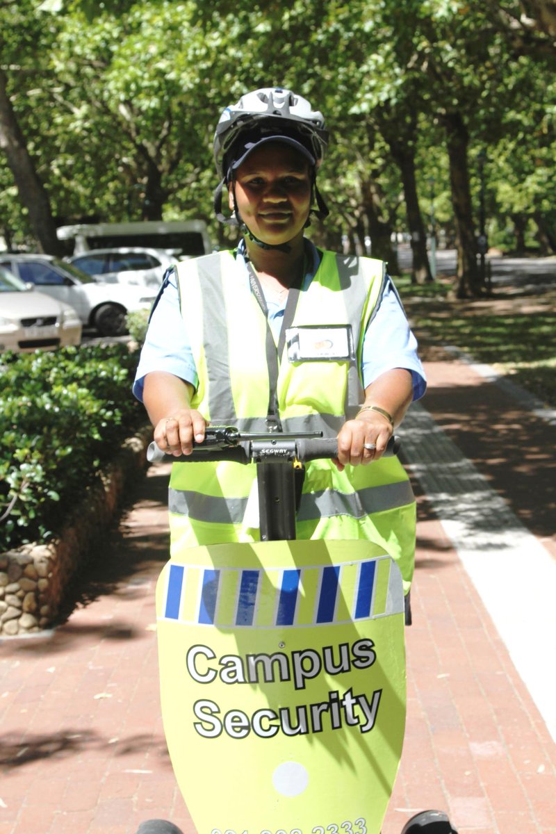 Kampussekuriteit op hul pos.Doen asb jou deel om veilig te bly:Hou oog op duur items en loop in groepe #safematies