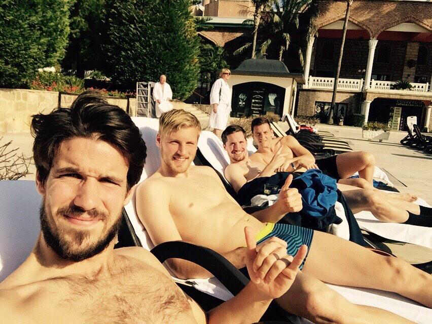 SandroSirigu's tweet photo. Erholung nach einem harten Trainingstag. http://t.co/RwTeHB1u2J