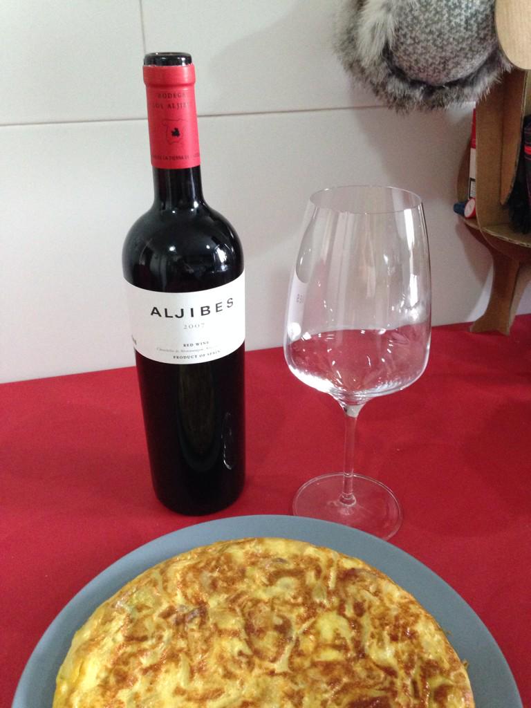 MindfulTravel_'s tweet photo. Degustando el tinto Viña Aljibes 2007 de @BodegaAljibes con tortilla de patata! #ABconBloggers @turismoalbacete http://t.co/Aj5q8v4haq