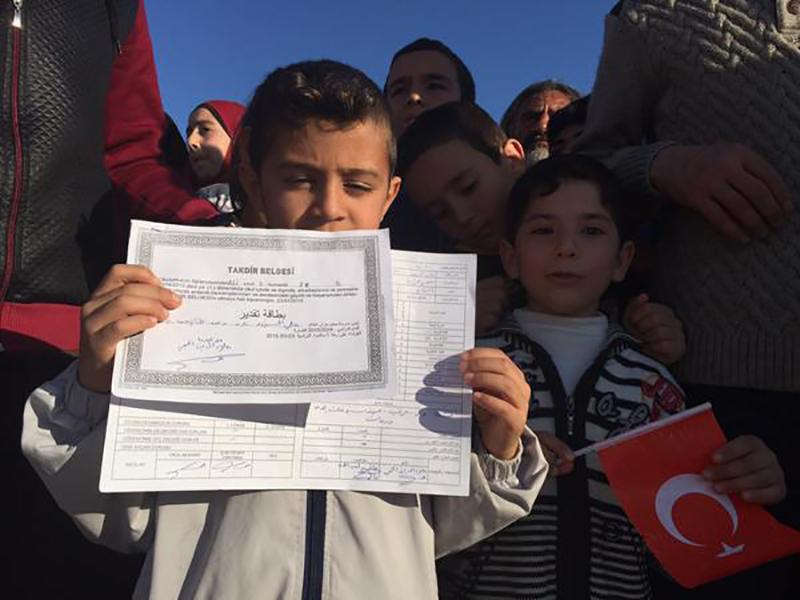 A F A D On Twitter Afad In Harran Kampi Ndaki Suriyeli Ogrencilerin Karne Gunu Resimleri Facebook Sayfamizda Https T Co Inlystdnuz