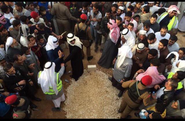 Altabtabie's tweet photo. قبر الملك عبدالله رحمه الله ..
حضر البسطاء وغاب أصحاب البشوت
لعل دعوة البسطاء أنفع للفقيد من أصحاب البشوت والنفوذ.. http://t.co/gKEb7XO0d2