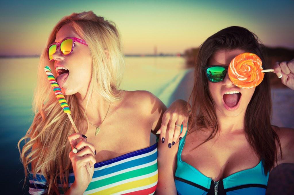 SalaTheOne's tweet photo. ¡Esta noche en #FinDeExámenes regalaremos camisetas, gorras y gafas de sol #HAWKERS! http://t.co/vavpnQ02z9