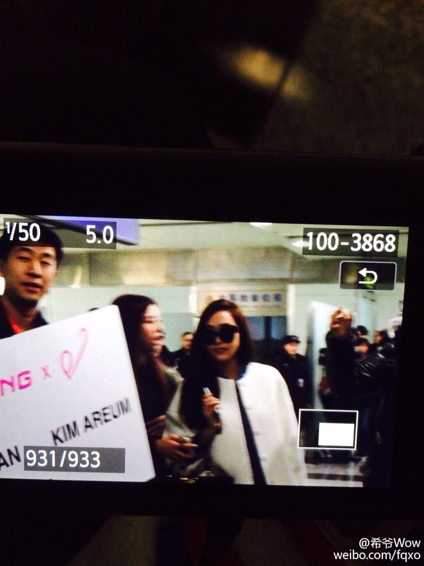 [PIC][23-01-2015]Jessica xuất hiện tại Thành Đô để tham dự buổi fansign đầu tiên cho thương hiệu "Lining" B8Csf-aCMAAB5Q4