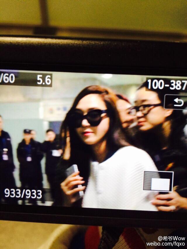 [PIC][23-01-2015]Jessica xuất hiện tại Thành Đô để tham dự buổi fansign đầu tiên cho thương hiệu "Lining" B8CsfSxCUAAodWY