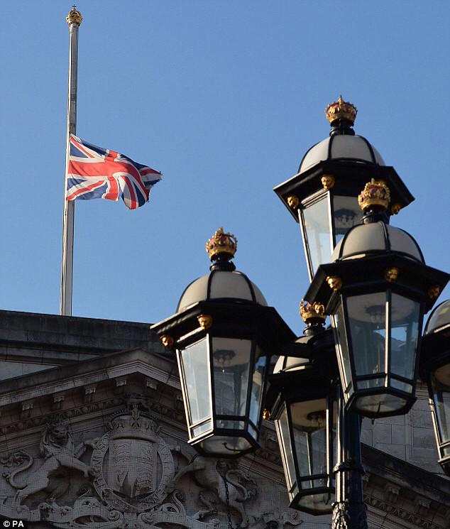 بريطانيا تنكس علمها في قصر باكنجهام الملكي حدادا على #وفاة_خادم_الحرمين_الشريفين 

#وفاة_الملك_عبدالله
#KingAbdullah