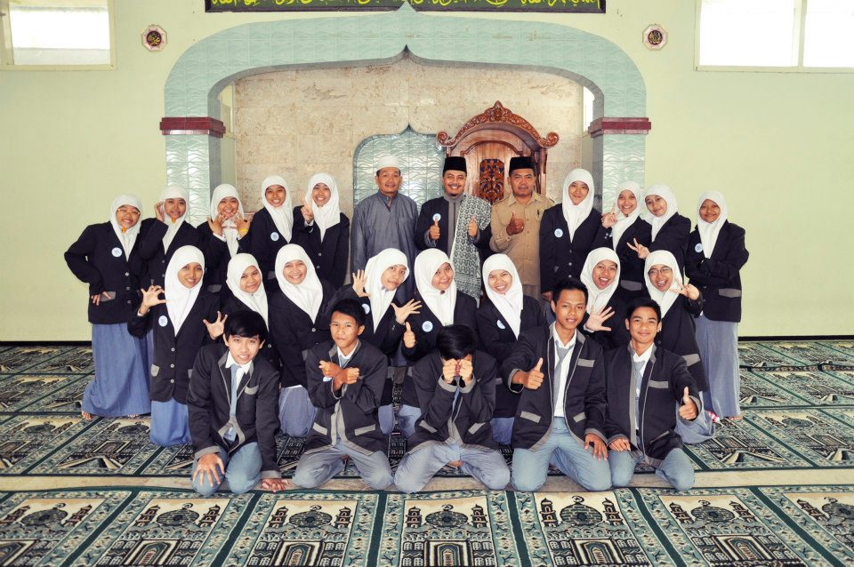 LASKAR24R's tweet photo. kita memang ditakdirkan untuk saling mengenal 😍 #laskar24 hai apa kabar kalian para alumni? yg lain maaf ga ketanda 😚 http://t.co/6vMacX4I9M