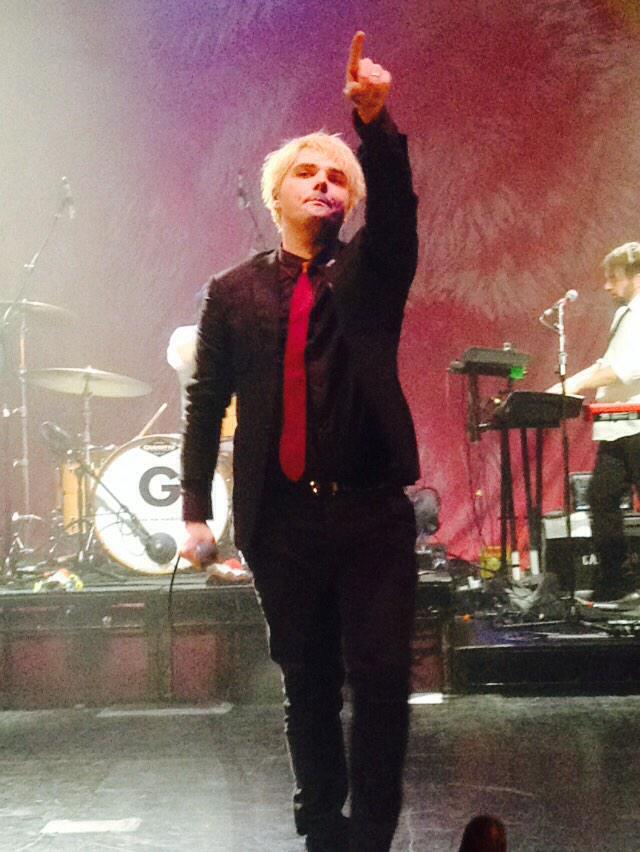 blackestthunder's tweet photo. #Southampton #gerardagain @gerardway #waylien http://t.co/COkW9TMvfQ