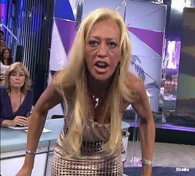 #labrujadelpueblo Tele5 no sabía como quitársela de encima, idea, la metemos en una casa y dejarla q sea ella misma.
