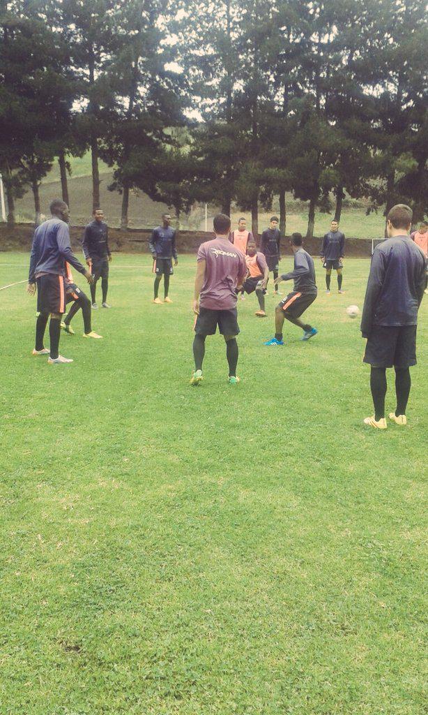ClubMacara's tweet photo. Afinando equipo para el juego ante @elnacionalec este sábado en la 'mañana roja'. http://t.co/wcZdIKZPM9