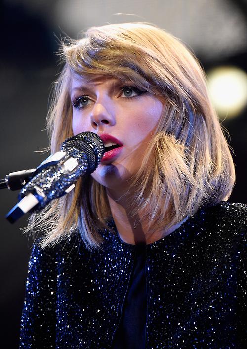 seasonoflover's tweet photo. #CongratsTaylorSwift
#TS1989Hits4Million http://t.co/kBTRDFput4