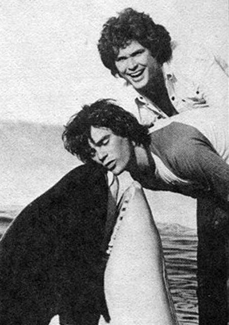 Happy Bday Richard Dean Anderson aka Macgyver. Here he is kissing a Killer Whale whilst being photobombed by The Hoff 