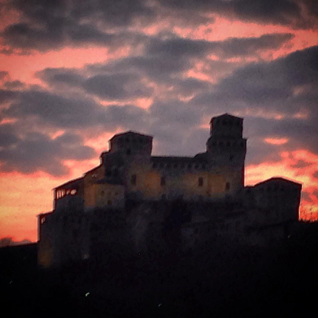 NewsParma's tweet photo. Visioni nella #ValParma terra del @prosciuttoparma @CastTorrechiara: ogni giorno un sogno ad occhi aperti. @turismoER http://t.co/hzhCWVbCHf