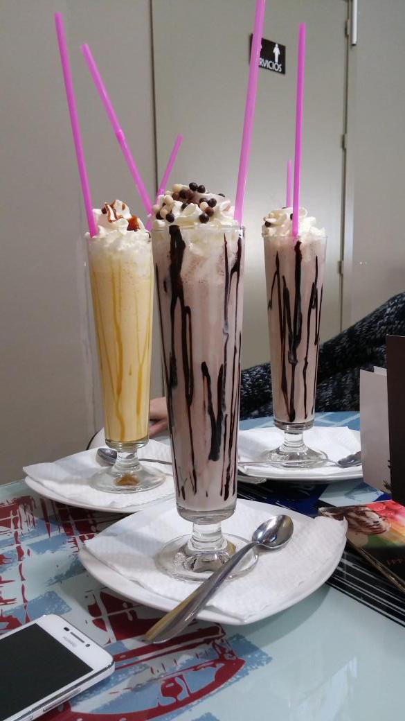 LauraMolinaRuiz's tweet photo. Merendola! @Maria_o5 @mariaje_ms http://t.co/hIgdVNlHhF