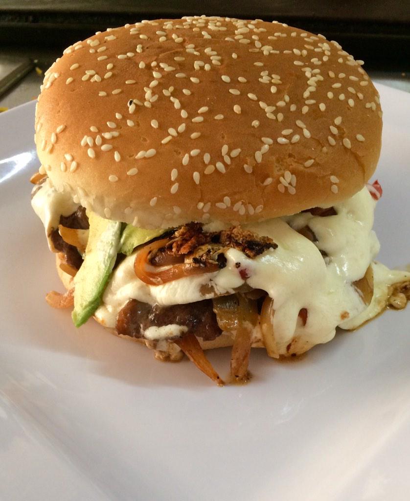 carritoDsirloin's tweet photo. Viernes!! Y el cuerpo lo sabe... Por eso una #sirloinburger #elcarritodesirloin #loveit http://t.co/Vi8Mg9yBoz
