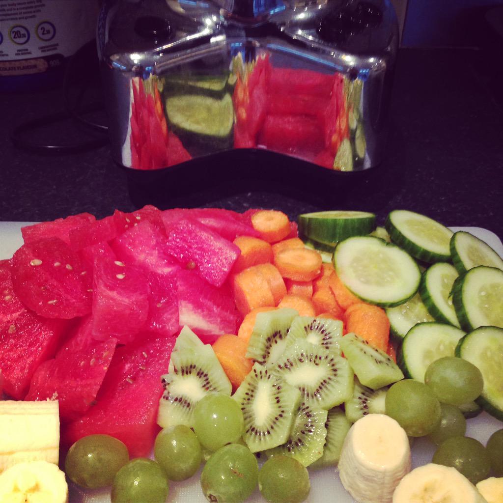 milkmanstan75's tweet image. Loving the smoothies,#watermelon#grapes#carrot#banana#honey#ice#cucumber