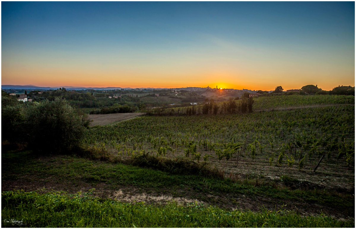 DamsPhotography's tweet photo. Sunset over Tuscany #damphotography #italy #italie #italia #tuscany 
Want to see more:
https://t.co/a1LeXSRZ9u http://t.co/zSNI9KYQkO
