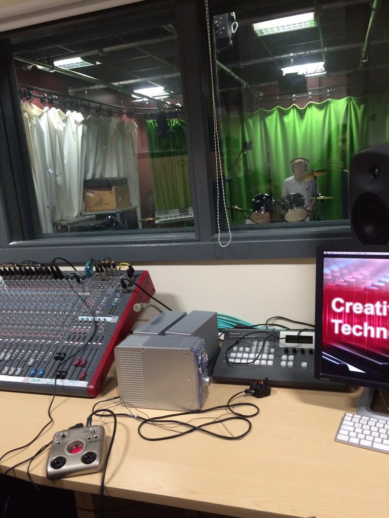 DefyingR's tweet image. First song of the EP finally done properly in the studio! @JamesUsher6 was sound on the first take. Nice work 👌