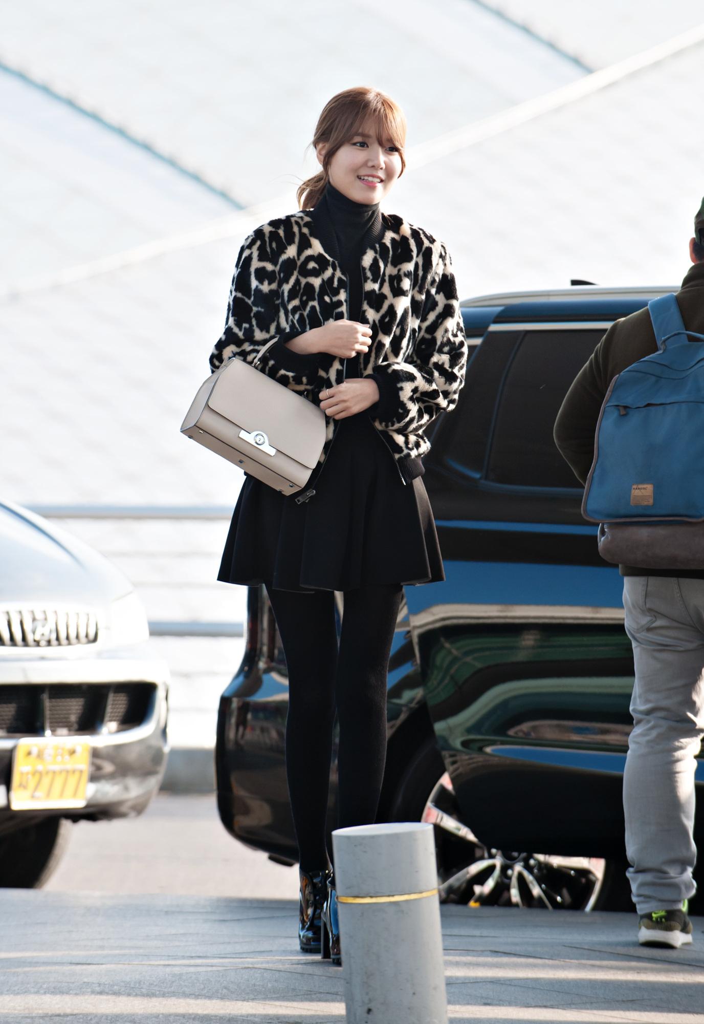 MOYNAT on X: Korean singer and actress Soo Young and her Rejane in greige.  #Moynat  / X