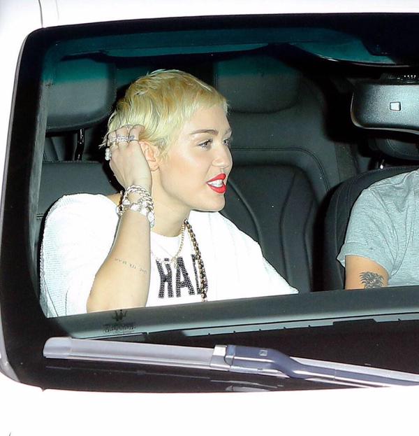 MCNationWorld's tweet photo. Nuevas imágenes de Miley &amp; Cheyne anoche. http://t.co/DDkqMHp3eq