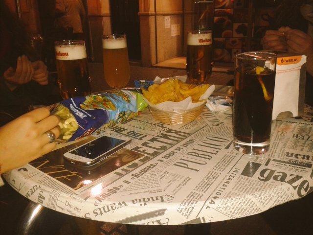 FlaviaZaldo's tweet photo. Cerveceo para celebrar el ecuador de los exámenes @puche94 @aliciasadaba10 @1112nahiara http://t.co/v2nAxuGpnh