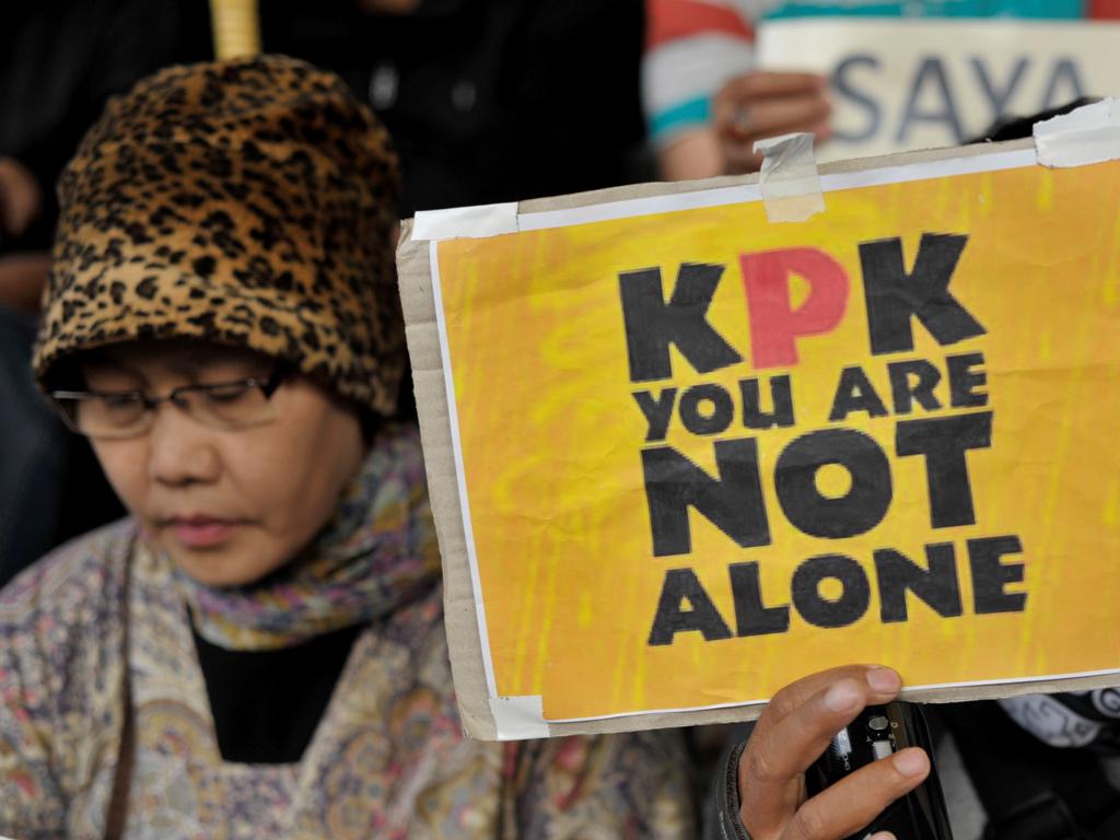 VIVAcoid's tweet photo. ILUNI FHUI Kecam Politik Balas Dendam Polri atas KPK http://t.co/wZFuliIIdc http://t.co/CJ1zbVZ2FS