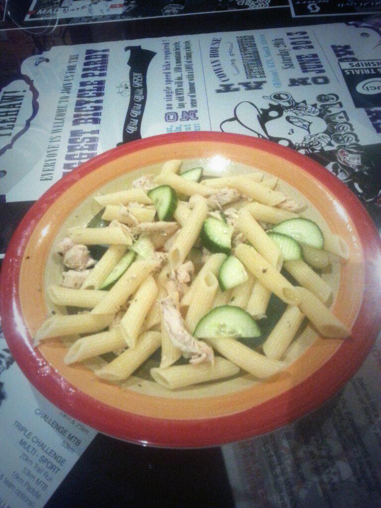 maroesjka555's tweet photo. A lonely dinner for one at the athlete house!! Yummy lemon&amp;herb chicken,  penne pasta and cucumber 😜 @AthleteHouse http://t.co/i0X8DHtucp