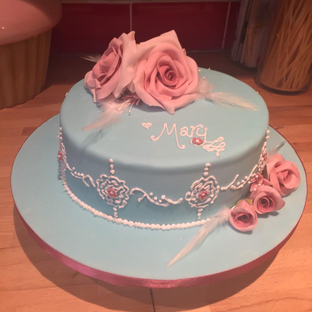 BevS_Jones's tweet photo. Birthday cake - done! Me - shattered!! Who would think cake decorating could be so exhausting!! #backmassageplease http://t.co/aBJKrhEKNW