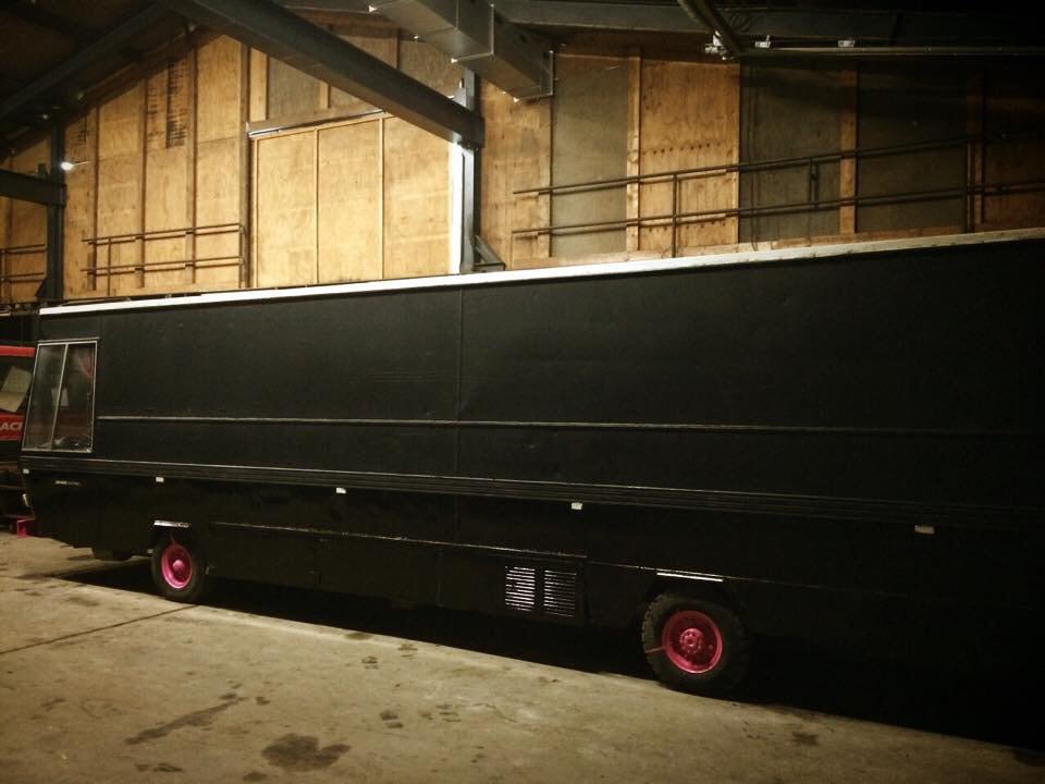 We gaan weer rijden deze carnaval! Bestickeren, geluid erin en gaan.