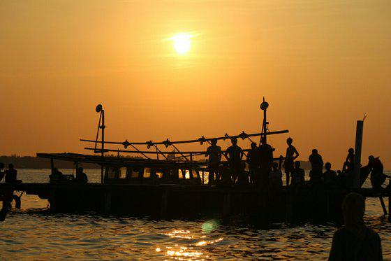 #Jalan2Itu menikmati atas indahnya senja INDONESIA  di pulau perak kepulauan seribu :) <a href="/TravellerKaskus/">TravellerKaskus.com</a>