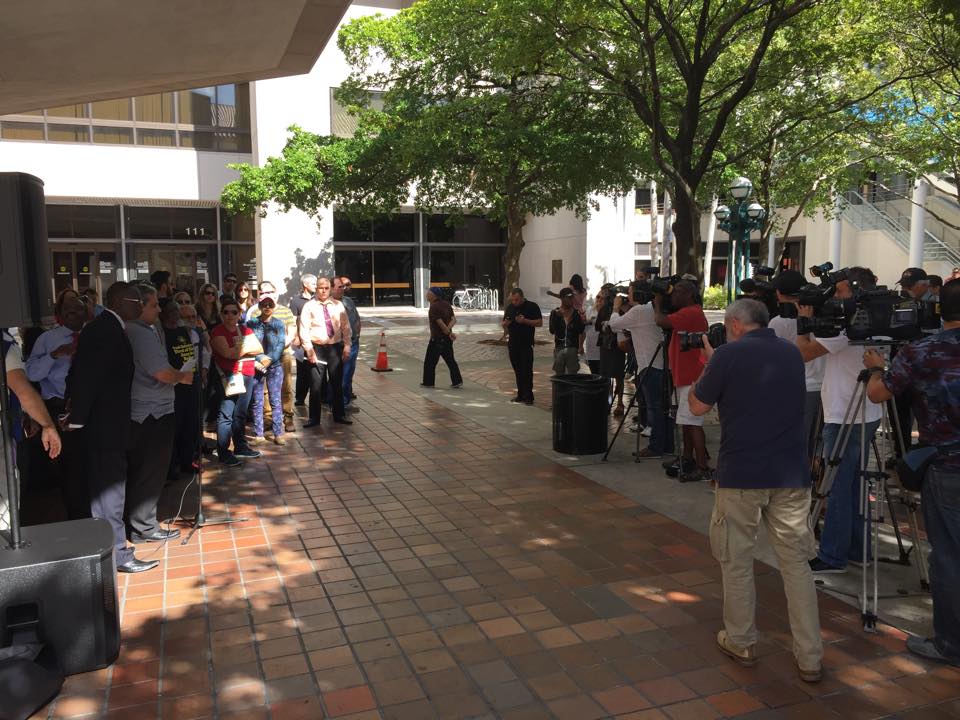 UberDriverMiami's tweet image. That we are starting to organize, or that a plethora of news cameras showed up. Which is worse for @uber @Uber_Miami