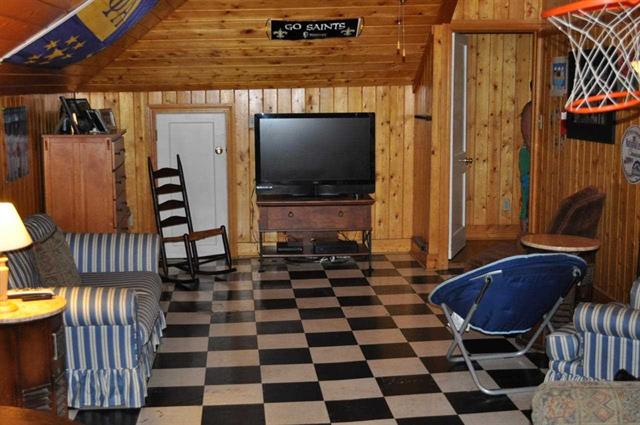 Pam_The_Realtor's tweet photo. I wonder if this agent realized there was a half naked man in the bathroom #badlistingphotos #realtorproblems #oops http://t.co/UKoyCZrozn