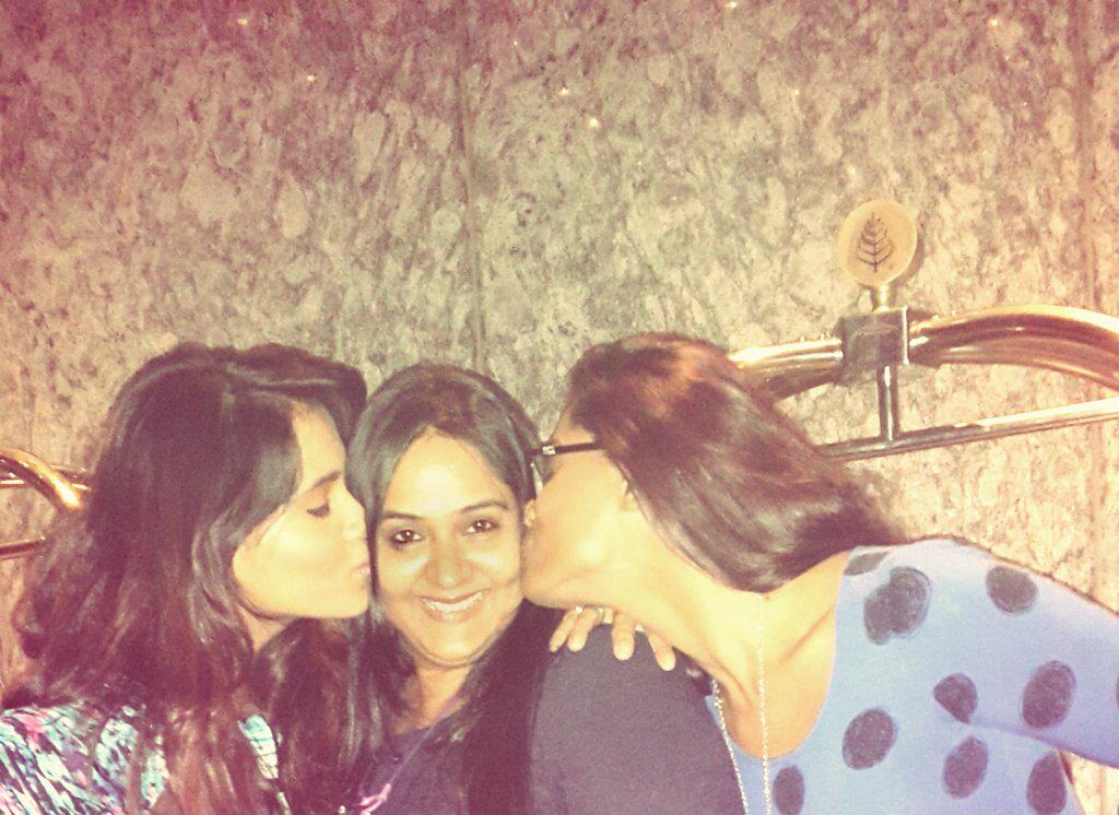 Friday nite wit my ladies... mommykins😘