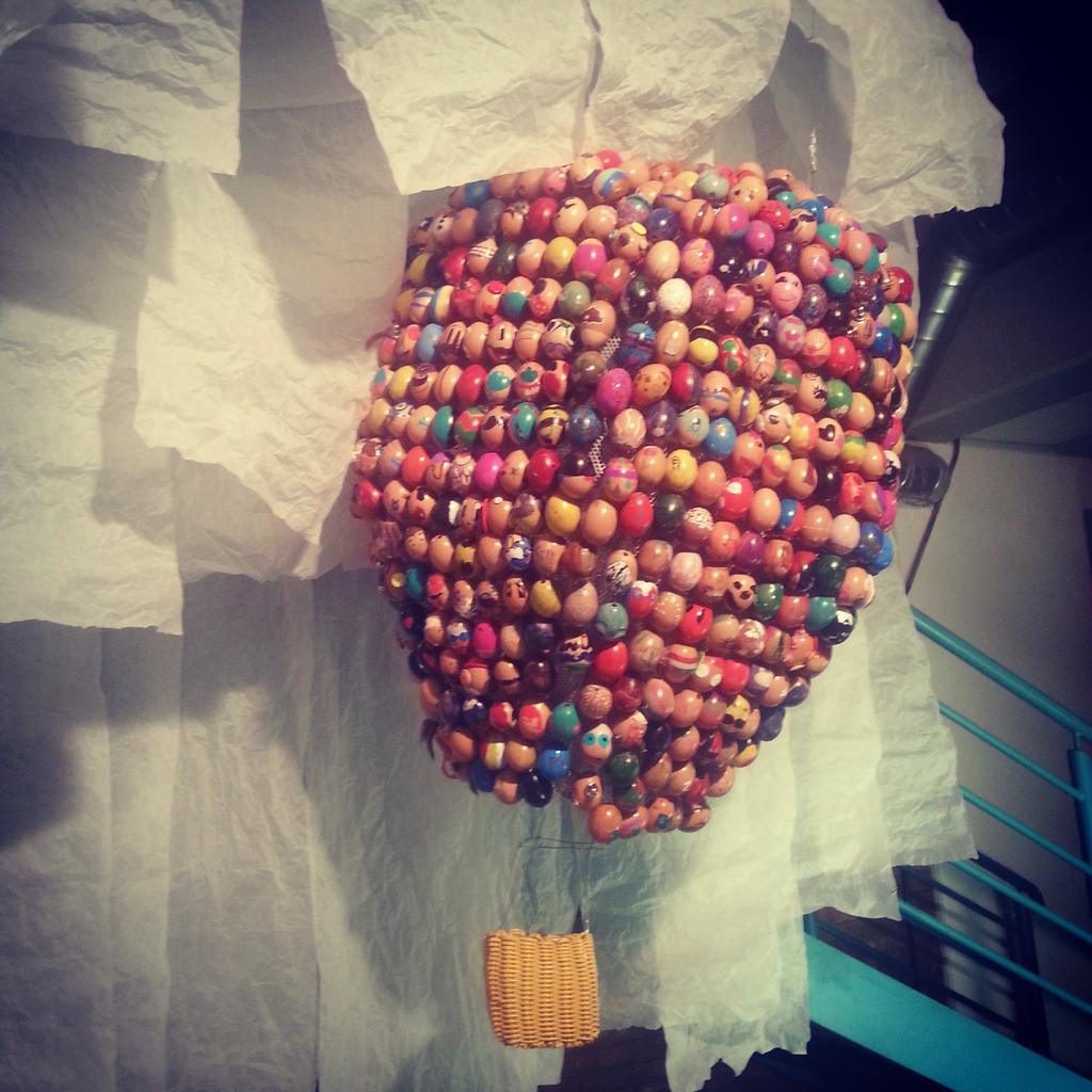giuliataddeo's tweet image. La mongolfiera #Eggsagerate di @siabbottoni alla #SETUPArtFair di Bologna :)