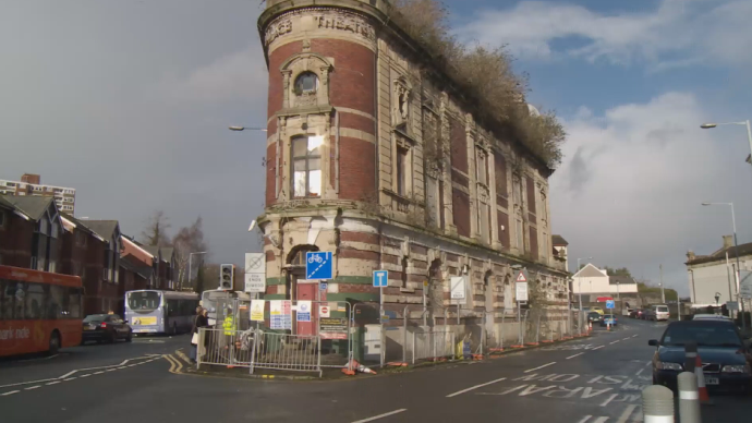 ITVWales's tweet photo. Emergency repair work begins to save Swansea's Palace Theatre http://t.co/oWEULN1m9f http://t.co/59vHgYWjZE