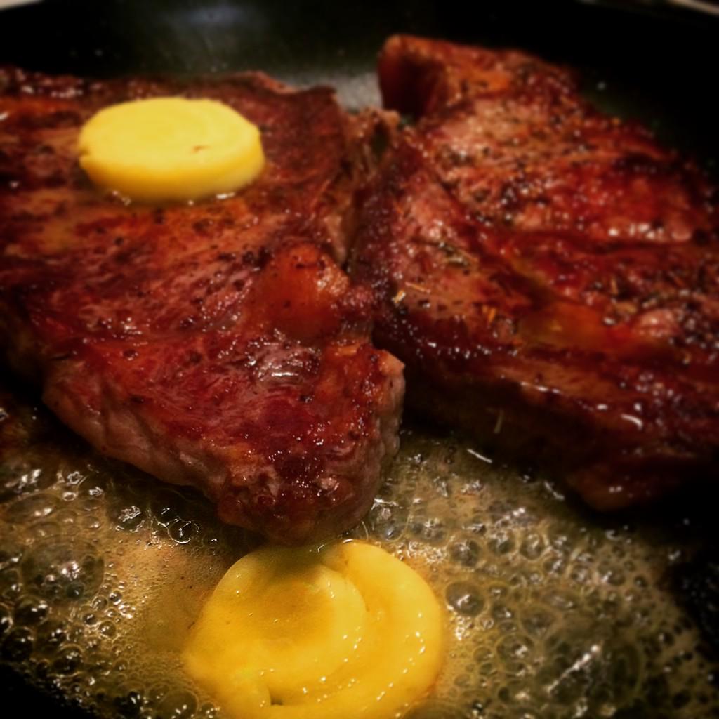 J_Henderson89's tweet photo. #best of local!marinated rosemary @broightergold oil salt aged hannan meat delmomico steak,cooked in @AbernethyButter http://t.co/CQXSGzrb9w