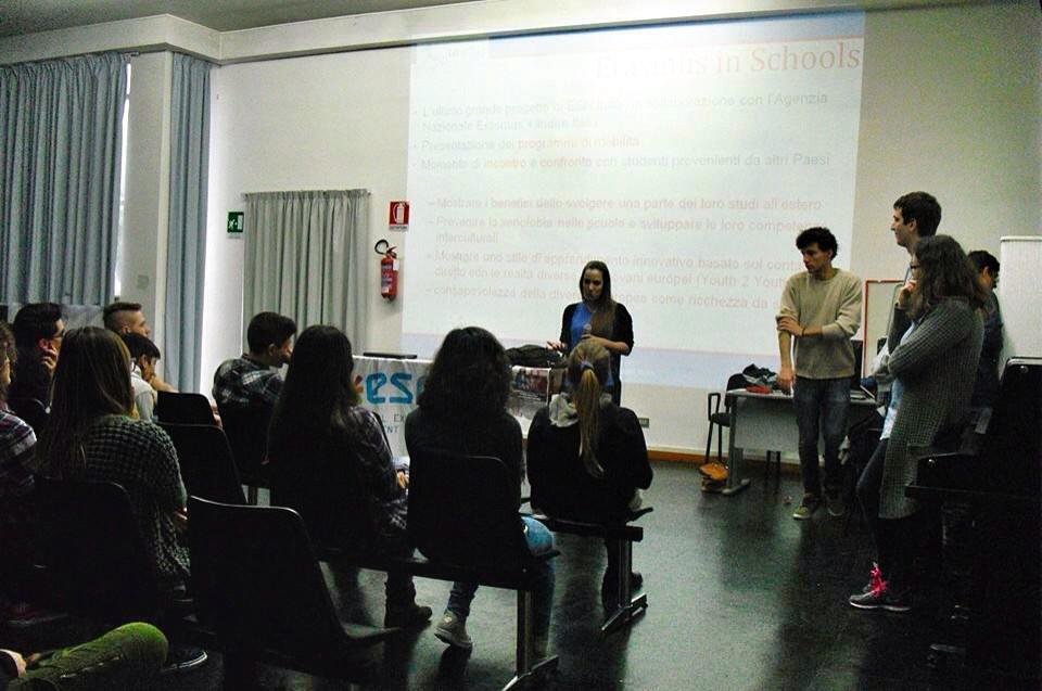 EsnAncona's tweet photo. Oggi #ErasmusInSchool con #GenerazioneSenzaVoto ad #Osimo!! @ESNITALIA http://t.co/Vo9uXrtWC1