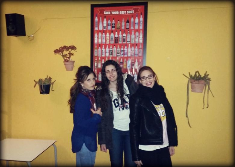 CarpeDiemLorena's tweet photo. Desde el patio andaluz de @isaac_moreno23 #Capitán23.. oleee oleee!! Con @gemma19gcb @Lourdes_MS http://t.co/pelgRBqzmy