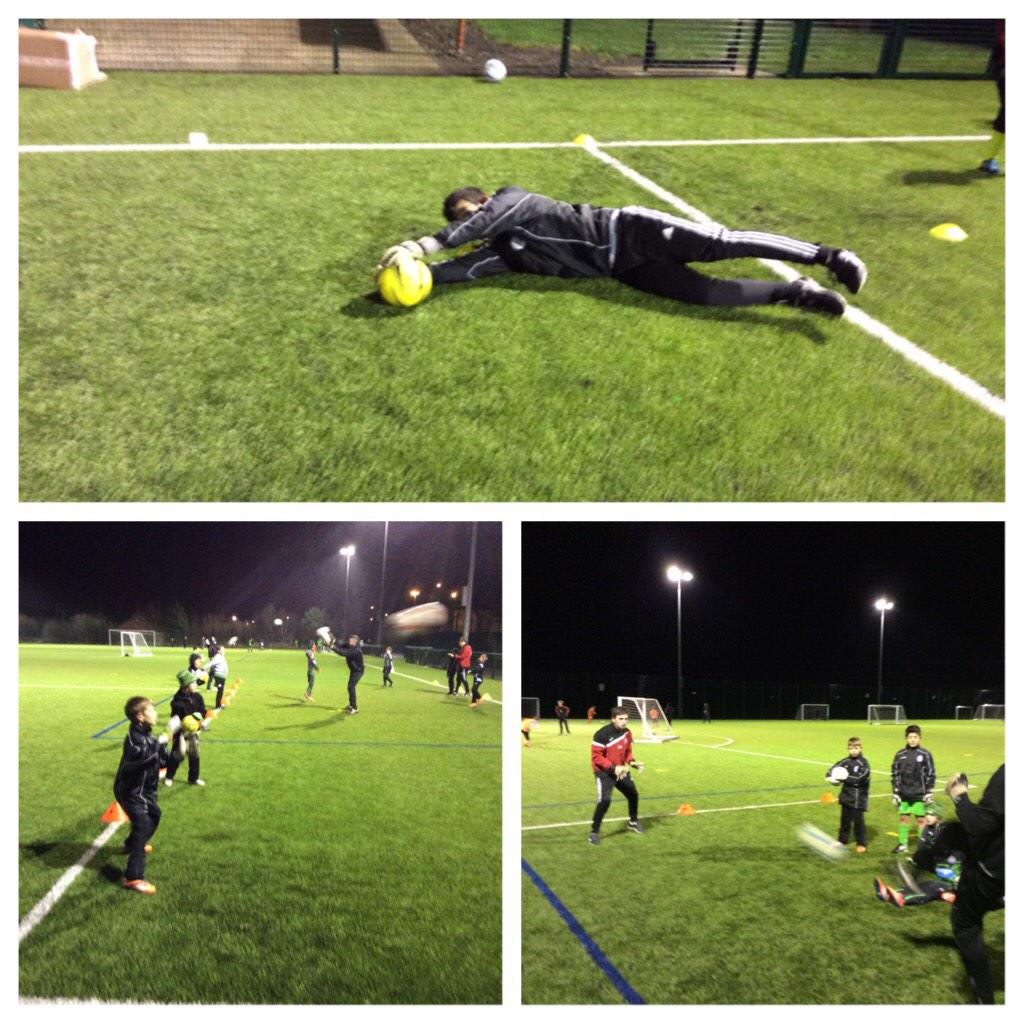 Atkin442's tweet photo. NS coaches painting the pictures for these young GK's @NSJAFCdev @FA @NorthumFA #practicethebasics #Wshape http://t.co/0ymeGeDyM6