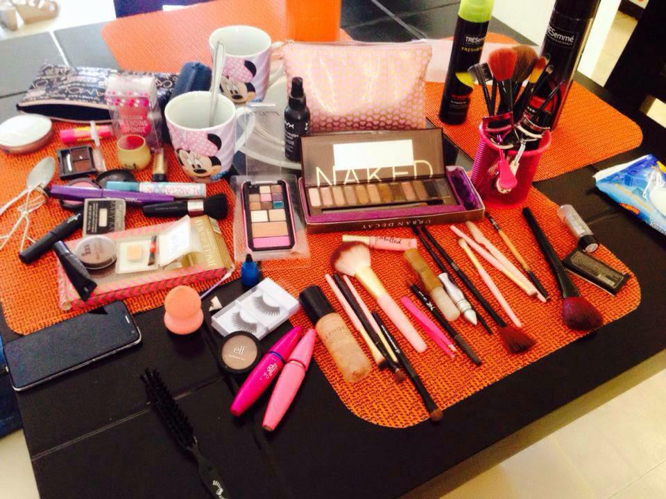 sariihz's tweet photo. Make Up time 💄
#lovemyjob http://t.co/u1MsuJ8HgX