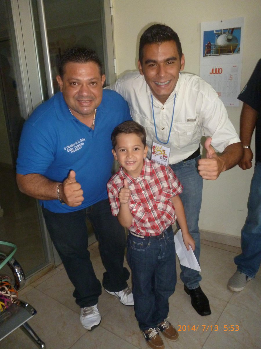 fundapuem1's tweet photo. El Caballero de la Gaita Ender Cárdenas Junto a Jose Hernandez y El Principito de la Gaita Ely David Pulido. http://t.co/GNPWiIwZ0s