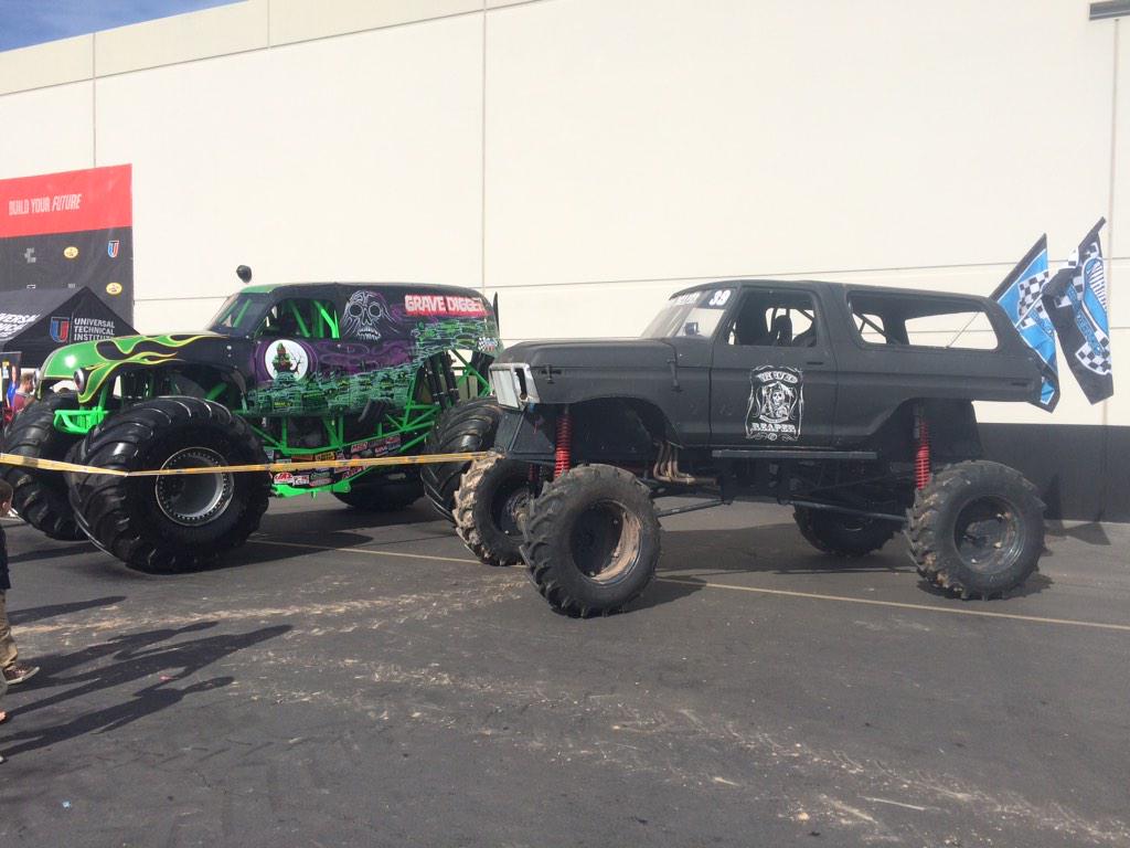 normanatorracin's tweet photo. Posted up next to the by boys !! #MonsterJam #mudreaper #NormanatorRacing #justasbig #getingmynameoutthere http://t.co/f1GiZVqfGZ
