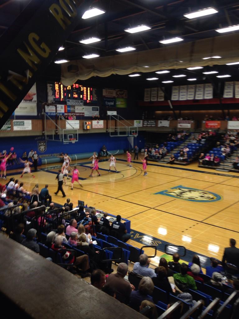 SWardSports's tweet image. Lakehead is Handling Algoma 27-3 with under five left in the 2nd qtr #WBB #OUABasketball #TBay