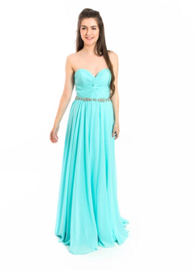 elizabethsbw's tweet photo. A flowing chiffon gown in three colours http://t.co/WA1D28tGia