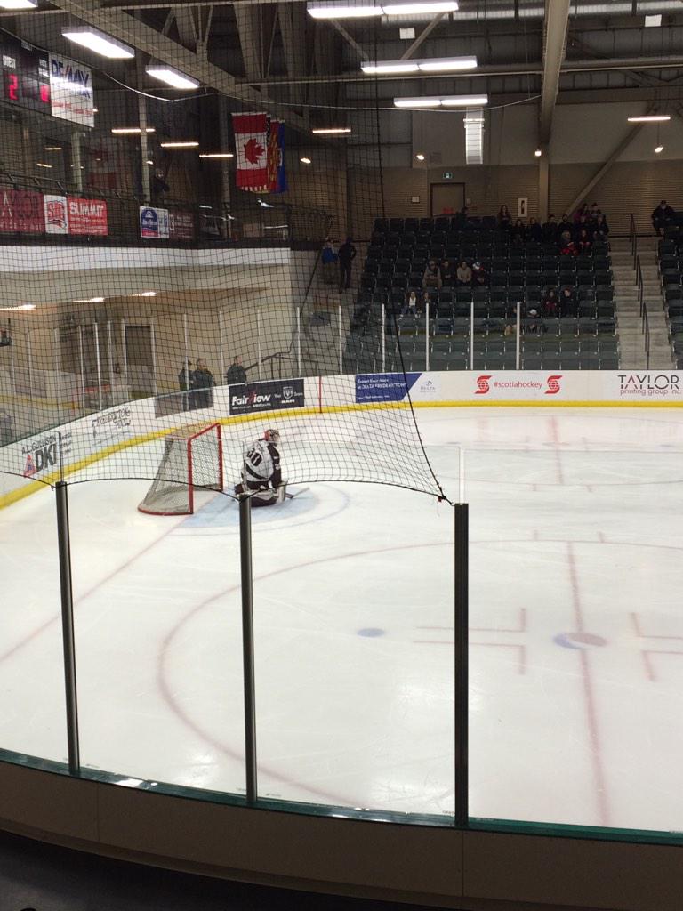 Jenna_Scott_7's tweet photo. Next victim #TommiesNation #stumenshockey http://t.co/5XEjI1kZEF