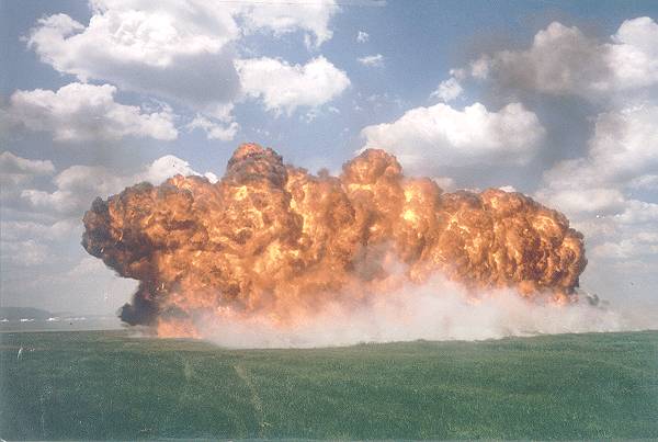 Бомбардировки напалм сша во вьетнаме. Напалм 2. Напалм 2. Напалмовые бомбардировки вьетнама. Напалмовые бомбардировки вьетнама.