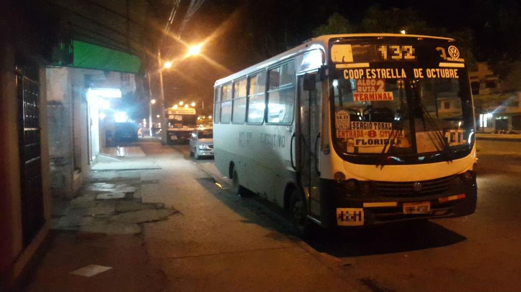 testigomovil's tweet photo. Buses estacionados en Sauces 8 causan molestia. Ladrones se esconden para interceptar a víctimas vía @Patricio_Bravo1 http://t.co/6pQ8G7YgGX